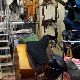 Reitsportartikel Mandelartz, Heinrich Mandelartz, Heinrich, Aachen, Kompetenz, Service, Expertise, Pferd, reiten, Reiter, Reitsport, Mandelartz, Maßanfertigungen, Leder, Reitbekleidung, Zubehör, Reitzubehör, Sattlerei-Handwerk, Handwerk, Sattel, Sattelei, Sattelanpassungen, Reparaturen, Sattelkosmetik, Dienstleistungen, Schermesser, Pflege, Reitdecken, Qualitätsprodukte, Fachmarkt , Webshop, Onlineshop, Stalldecken, Weidedeckenwäsche, Imprägnieren, Leichte Decken, Abschwitzdeckenwäsche, Satteldecken, Schabrackenwäsche, Lammfellprodukte, Schermesserschliff, Stiefelweiten, Reißverschlüsse, Lederzeug, Änderungen, Sattelbegutachtung, Anpassung, Rückenuntersuchung, Änderungsauftrag, Wachsbekleidung, Neuwachsen, Markenartikel, Barbour, Artikelauswahl, Handarbeit, Reitstiefel, Stiefel, Helm, Reitausstattung, qualität, zuverlässigkeit, zahnmedizin, vertrauensvoll, zuverlässig, Ross, funktionell, kreativ, Pferdegebiss, Erfahrung, Kompetenz, Kunststofftechnik, Reparaturdienst, Kunden, Zufriedenheit, Garantie, Qualitätsanspruch, Betrieb, Materialien, Team, Arbeit, Expertise, Fachmarkt, Webshop, Reitsport, Erfolg