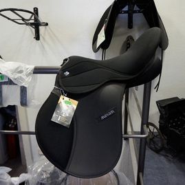 Reitsportartikel Mandelartz, Heinrich Mandelartz, Heinrich, Aachen, Kompetenz, Service, Expertise, Pferd, reiten, Reiter, Reitsport, Mandelartz, Maßanfertigungen, Leder, Reitbekleidung, Zubehör, Reitzubehör, Sattlerei-Handwerk, Handwerk, Sattel, Sattelei, Sattelanpassungen, Reparaturen, Sattelkosmetik, Dienstleistungen, Schermesser, Pflege, Reitdecken, Qualitätsprodukte, Fachmarkt , Webshop, Onlineshop, Stalldecken, Weidedeckenwäsche, Imprägnieren, Leichte Decken, Abschwitzdeckenwäsche, Satteldecken, Schabrackenwäsche, Lammfellprodukte, Schermesserschliff, Stiefelweiten, Reißverschlüsse, Lederzeug, Änderungen, Sattelbegutachtung, Anpassung, Rückenuntersuchung, Änderungsauftrag, Wachsbekleidung, Neuwachsen, Markenartikel, Barbour, Artikelauswahl, Handarbeit, Reitstiefel, Stiefel, Helm, Reitausstattung, qualität, zuverlässigkeit, zahnmedizin, vertrauensvoll, zuverlässig, Ross, funktionell, kreativ, Pferdegebiss, Erfahrung, Kompetenz, Kunststofftechnik, Reparaturdienst, Kunden, Zufriedenheit, Garantie, Qualitätsanspruch, Betrieb, Materialien, Team, Arbeit, Expertise, Fachmarkt, Webshop, Reitsport, Erfolg